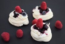 Reţeta săptămânii – Desert mini pavlova cu frişcă, mascarpone şi fructe