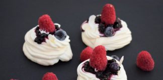 Reţeta săptămânii – Desert mini pavlova cu frişcă, mascarpone şi fructe