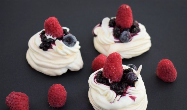 Reţeta săptămânii – Desert mini pavlova cu frişcă, mascarpone şi fructe