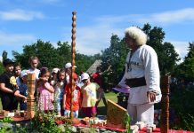 În bătătura bunicilor