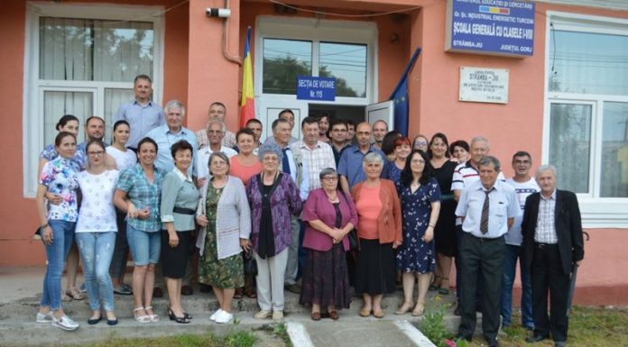 Dascălii vechi și noi ai Școlii Strâmba Jiu și-au dat întâlnire la Casa Parohială