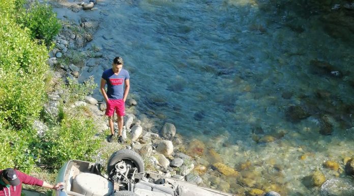 VIDEO: Accident la Novaci! O mașină a căzut de pe un pod