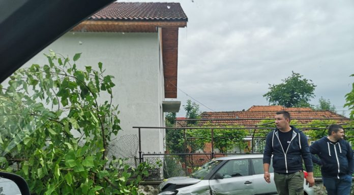 FOTO: O mașină a intrat într-un copac, la Arcani!