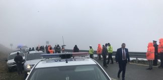 Trafic reluat pe Transalpina, prin ploaie, frig și ceață!