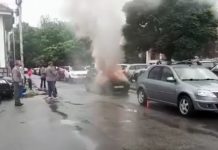 Mașină cuprinsă de flăcări, lângă Prefectură