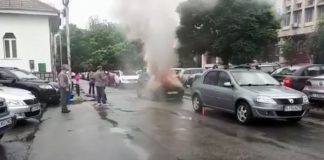 Mașină cuprinsă de flăcări, lângă Prefectură