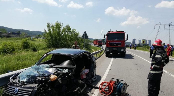 VIDEO: Accident la Rovinari! O mașină a fost lovită de două tir-uri