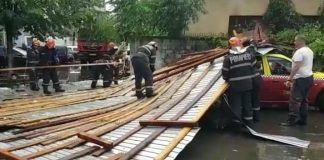 Cinci autoturisme avariate, după ce un acoperiş a fost luat de vânt, la Târgu-Jiu