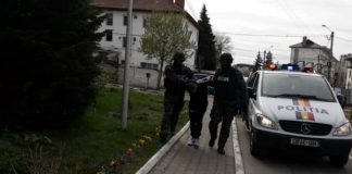 Bărbatul acuzat de comiterea jafului de la Bumbești-Jiu rămâne în arest, în timpul procesului