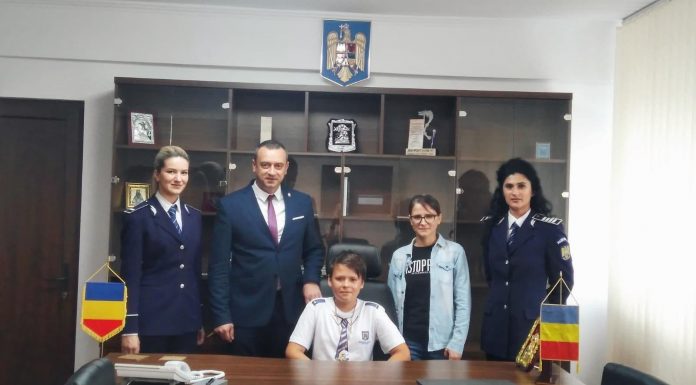 FOTO: Un copil de 12 ani i-a luat locul șefului IPJ Gorj, pentru câteva clipe