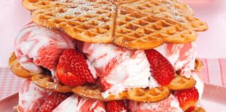 Reţeta săptămânii – Turn de napolitane cu îngheţată şi căpşune