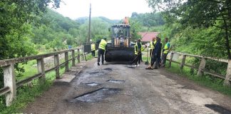 Drum judeţean, ciuruit de gropi, cârpit an de an. Primar: E dezastru!