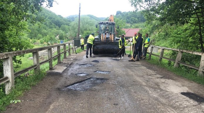 Drum judeţean, ciuruit de gropi, cârpit an de an. Primar: E dezastru!