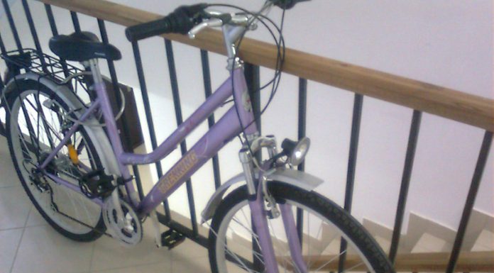 Biciclete lăsate în scări de bloc, furate cu tot cu dispozitivul antifurt