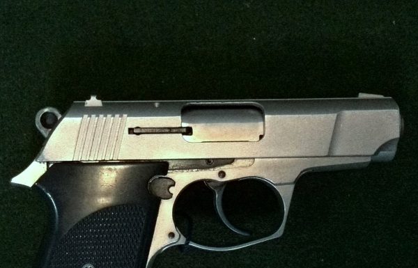 Arestat la domiciliu, după ce a tras cu un pistol cu bile spre un polițist și un jandarm