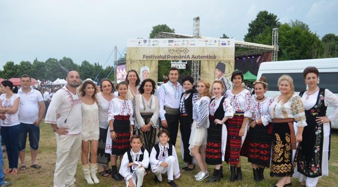 RomânIA Autentică: Peste 10 mii de oameni în Poiana Mare din Hobiţa