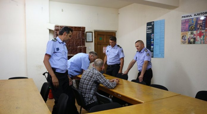 Gesturi obscene la Târgu-Jiu. Bărbat ridicat din parc