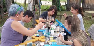Tabără de pictură religioasă. Vor să facă o cruce de peste 2 metri