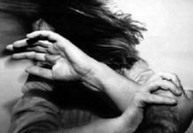 Femeie dată afară din casă cu cei doi copii, de soțul bătăuș