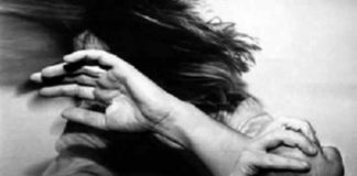 Femeie dată afară din casă cu cei doi copii, de soțul bătăuș