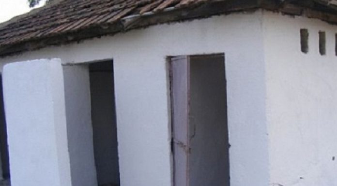 Bani pentru școlile cu toaletă în curte