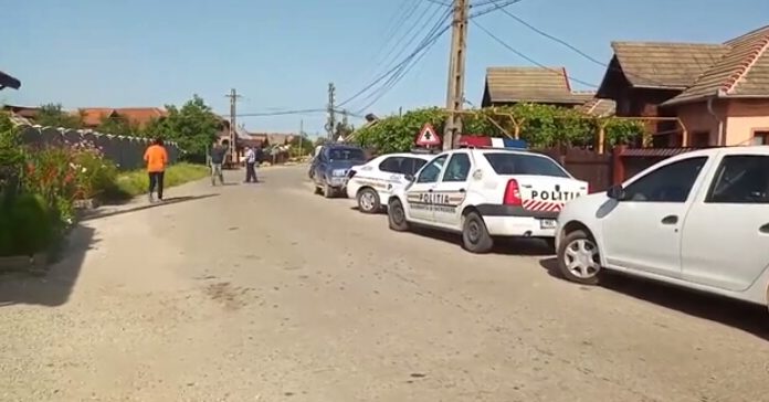VIDEO: Motoarele ambulanțelor de la Drăguțești, ridicate de polițiști în urma percheziției în casa unui consilier local