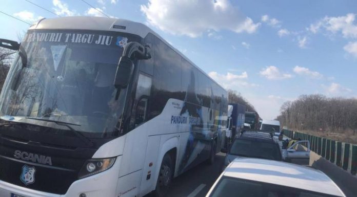 Pandurii trebuie să-şi repare autocarul