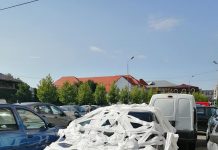 Mașină acoperită cu hârtie igienică, pe o stradă din Târgu-Jiu!