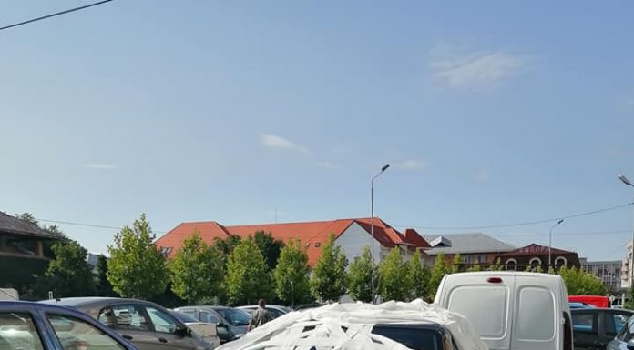 Mașină acoperită cu hârtie igienică, pe o stradă din Târgu-Jiu!
