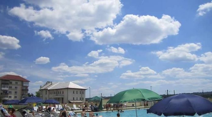 Opt copii instituționalizați au intrare gratis la ștrandul municipal din Motru
