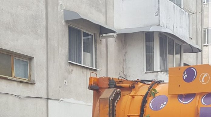 Igienizarea subsolurilor din Motru: 70 de tone de resturi menajere, scoase doar de la o scară de bloc
