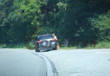 Amenzi de peste 50.000 de lei pentru prostituție, în județul Gorj! Tinere îmbrăcate sumar, unele aproape goale, caută clienți pe marginea drumului, la Drăgoieni