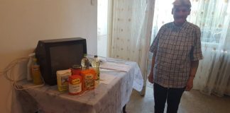 Locatara garsonierei reabilitate de vecini a revenit acasă de la sanatoriu! A fost primită cu casa renovată și cu alimente donate