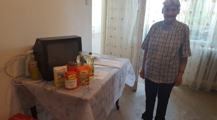 Locatara garsonierei reabilitate de vecini a revenit acasă de la sanatoriu! A fost primită cu casa renovată și cu alimente donate