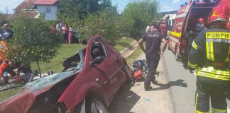 Accident grav la Plopșoru: Un mort şi cinci răniţi, între care trei copii, după ce o mașină s-a izbit de un cap de pod