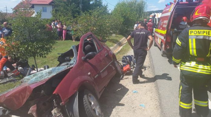 Accident grav la Plopșoru: Un mort şi cinci răniţi, între care trei copii, după ce o mașină s-a izbit de un cap de pod