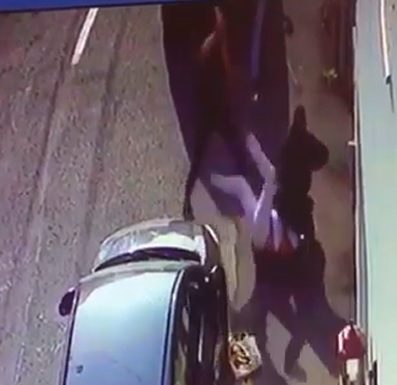 VIDEO: MAFIA TRUFELOR! Afacerist din Târgu-Jiu, lovit cu ranga peste picioare, după ce i-au fost înțepate cauciucurile de la mașină!