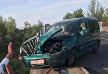 S-a izbit cu mașina de un cap de pod și a fugit de la locul accidentului