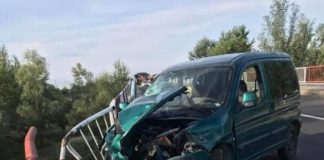 S-a izbit cu mașina de un cap de pod și a fugit de la locul accidentului