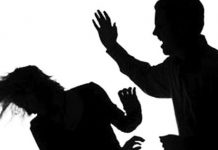 Obligat să stea departe de casa părintească, după ce și-a amenințat mama și bunica