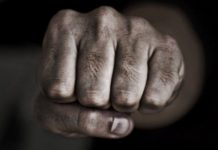 Bătrână bătută de ginere, după ce a încercat să-și apere fiica