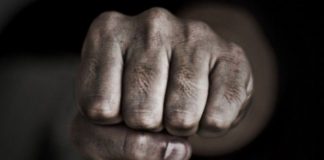 Bătrână bătută de ginere, după ce a încercat să-și apere fiica