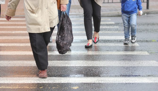 Copil din Tg-Cărbunești, lovit de maşină, pe o trecere de pietoni din Târgu-Jiu