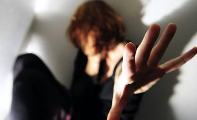 Femeie bătută de concubin, bărbatul i-a dat foc și la haine