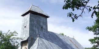Biserică de lemn, veche de 200 de ani, restaurată cu bani europeni