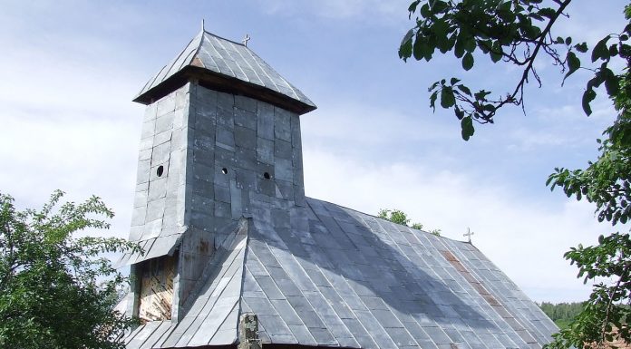 Biserică de lemn, veche de 200 de ani, restaurată cu bani europeni