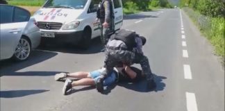VIDEO: Unul dintre agresorii care au bătut un om de afaceri cu ranga, pe o stradă din Târgu-Jiu, ridicat de polițiști din trafic