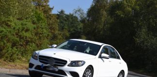 Femeie fără permis de conducere, prinsă la volanul unui autoturism de lux