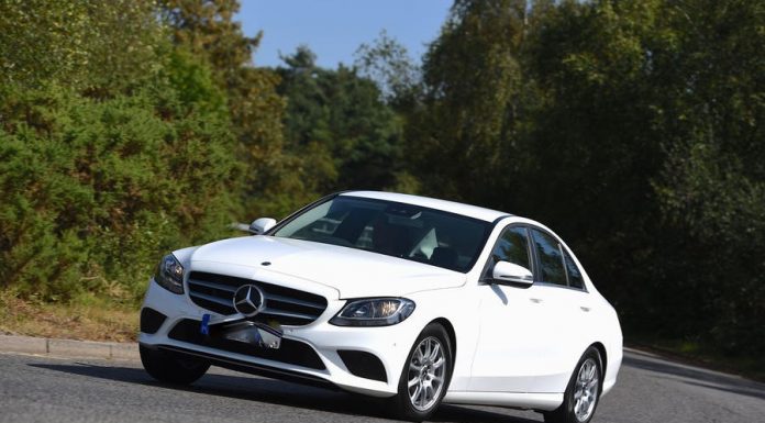 Femeie fără permis de conducere, prinsă la volanul unui Mercedes, în comuna Licurici