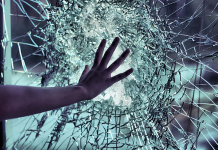 Tânăr cercetat de polițiști, după ce a spart geamul unei săli de jocuri